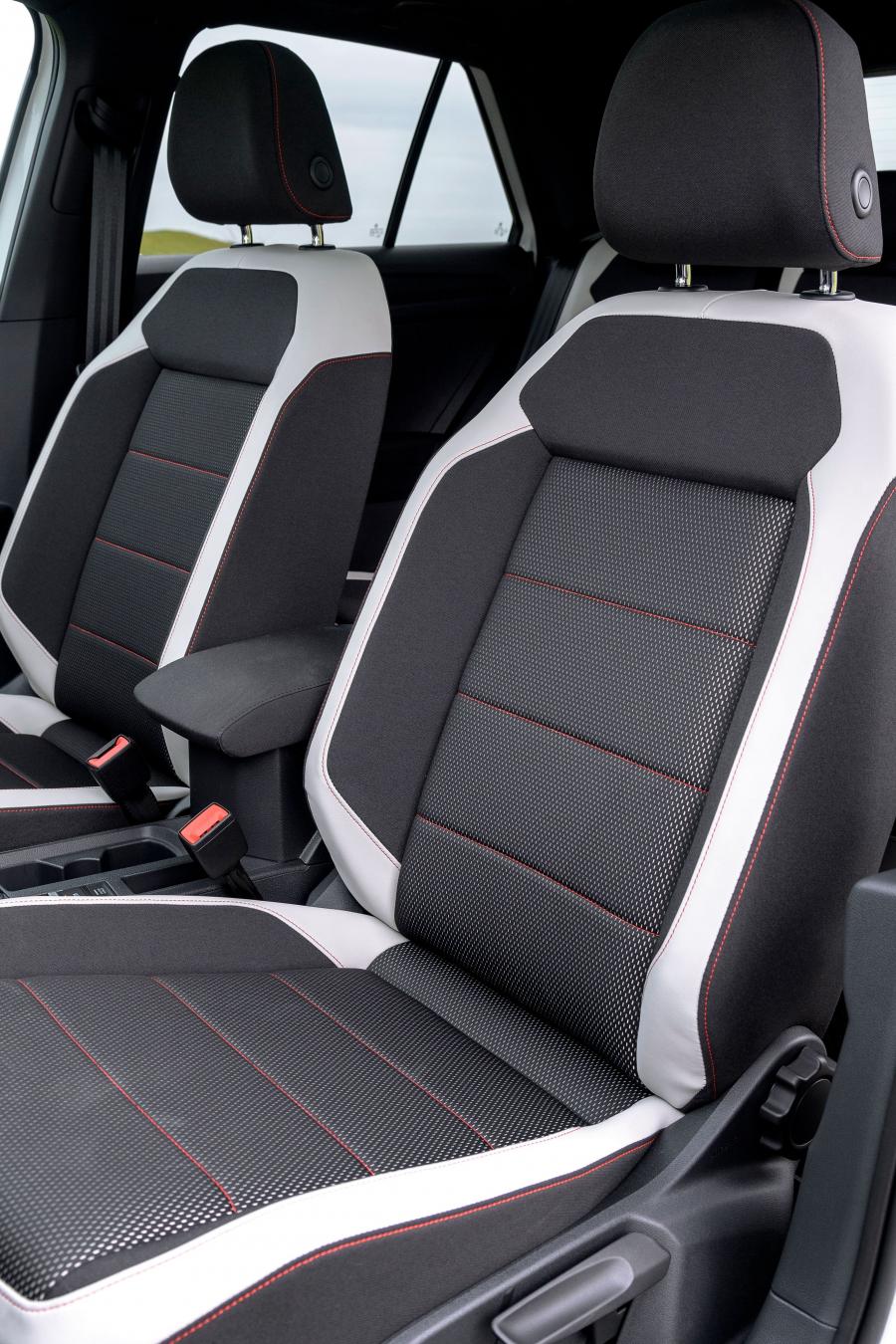 Интерьер Volkswagen T-Roc 4Motion 2017 года  (UK) (фото 24 из 27)